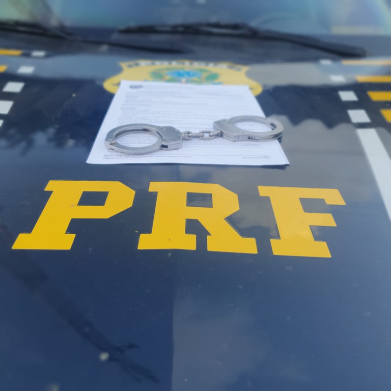 PRF e Polícia Penal cumprem mandado de prisão em Búzios